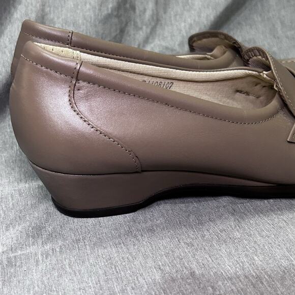 SAS Easier Loafers Clogs Shoes Womens Size 9.5 M Beige Leather Slip On Comfort - Picture 2 of 16